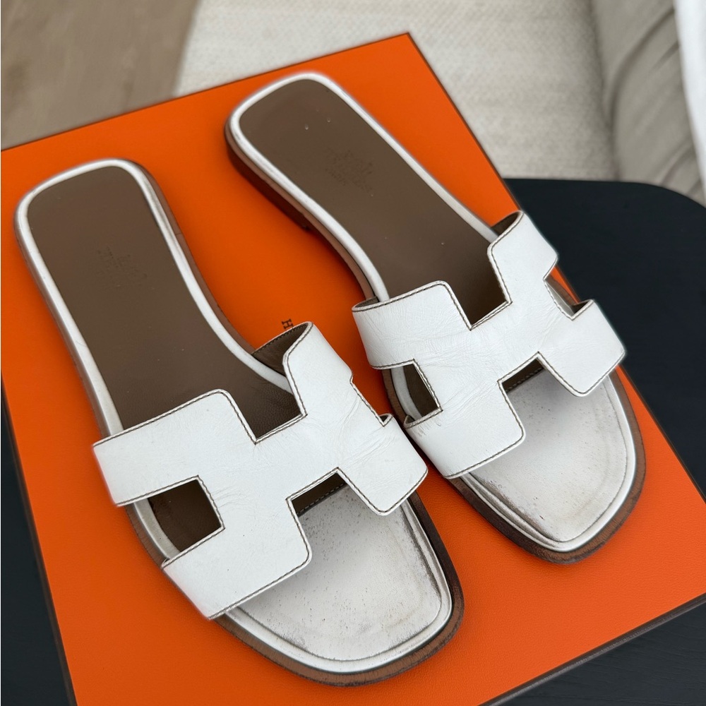 Hermes Oran White Slide Sandals 100% Authentic Pre-owned in Fair condition - Picture 2 of 13